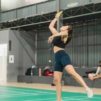 Kali ini saat Wulan Guritno pergi ke Yogyakarta, pilihan celana ketat pendek dan crop top hitam membuatnya mudah bergerak saat bermain badminton. Foto: Instagram @wulanguritno