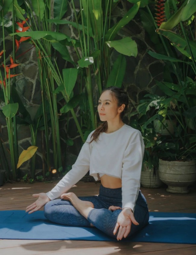 Kali ini Wulan Guritno tampak sedang yoga mengenakan setelan legging dan crop top lengan panjang. “Usia makin bertambah, saya semakin ketat menjaga pola hidup sehat untuk mencegah timbulnya masalah kesehatan. Selain itu, saya juga gak ragu melakukan test kesehatan untuk bisa mendeteksi kalau aja ada penyakit serius di tubuh saya,” tulisnya di Instagram. Foto: Instagram @wulanguritno