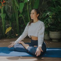 Kali ini Wulan Guritno tampak sedang yoga mengenakan setelan legging dan crop top lengan panjang. “Usia makin bertambah, saya semakin ketat menjaga pola hidup sehat untuk mencegah timbulnya masalah kesehatan. Selain itu, saya juga gak ragu melakukan test kesehatan untuk bisa mendeteksi kalau aja ada penyakit serius di tubuh saya,” tulisnya di Instagram. Foto: Instagram @wulanguritno