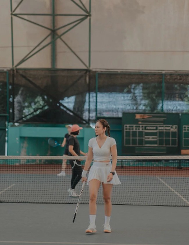 Selanjutnya, momen ketika Wulan Guritno main tenis mengenakan crop top dengan potongan kerah v-neck dan rok lipit putih. “Tiba tiba kejeblos tournament tennis lg deh,” tulisnya di Instagram pada Januari lalu. Foto: Instagram @wulanguritno