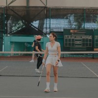 Selanjutnya, momen ketika Wulan Guritno main tenis mengenakan crop top dengan potongan kerah v-neck dan rok lipit putih. “Tiba tiba kejeblos tournament tennis lg deh,” tulisnya di Instagram pada Januari lalu. Foto: Instagram @wulanguritno