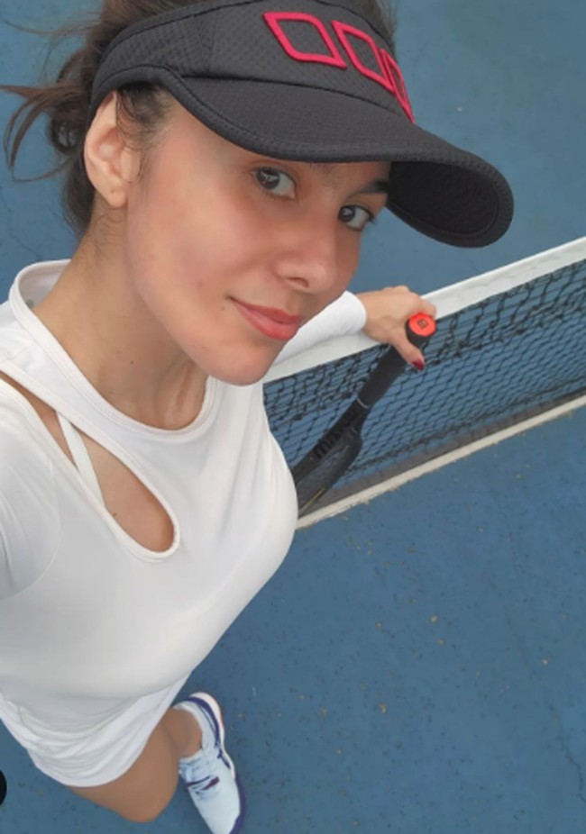 Ada momen di mana Wulan Guritno mengenakan lengan panjang dengan cutout di pundak yang menambah kesan stylish dan seksi saat main tenis. Foto: Instagram @wulanguritno