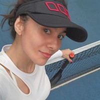 Ada momen di mana Wulan Guritno mengenakan lengan panjang dengan cutout di pundak yang menambah kesan stylish dan seksi saat main tenis. Foto: Instagram @wulanguritno