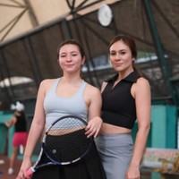 Yang ini gaya kompak Wulan Guritno bersama putrinya, Shalom Razade. Perpaduan warna yang senada membuat mereka terlihat serasi dan harmonis. Foto: Instagram @wulanguritno