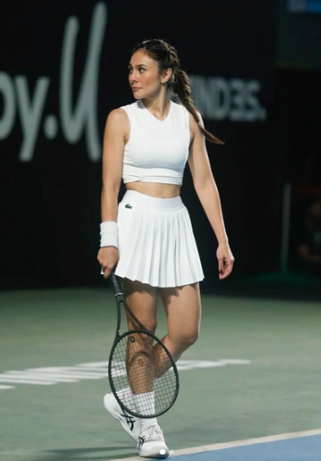 Wulan Guritno terlihat cantik mengenakan crop top tanpa lengan dan rok lipit putih saat main tenis. Lihat gaya rambutnya yang dikepang membuat Wulan Guritno terlihat semakin muda. Foto: Instagram @wulanguritno 