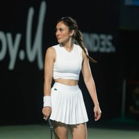 Wulan Guritno terlihat cantik mengenakan crop top tanpa lengan dan rok lipit putih saat main tenis. Lihat gaya rambutnya yang dikepang membuat Wulan Guritno terlihat semakin muda. Foto: Instagram @wulanguritno 