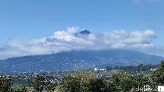 Gunung Cikuray di Garut