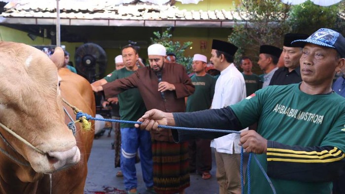 Ketua Umum Partai Gerindra Prabowo Subianto memberikan hewan sapi kurban kepada Habib Syech bin Abdul Qodir Assegaf. Pemberian sapi kurban seberat hampir 1 ton ini diserahkan oleh Sekretaris DPD Gerindra Jawa Tengah, Sriyanto.
