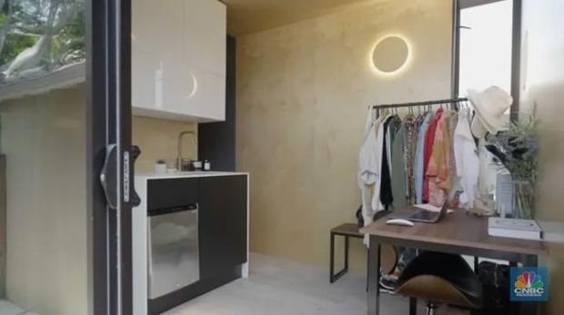 Area ruang tamu sekaligus menjadi walk in closet.