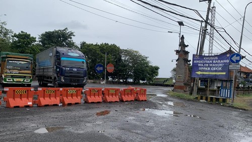 Kantor UPPKB Gilimanuk masih tutup, jembatan timbang kendaraan keluar-masuk Bali pun belum beroperasi setelah OTT dua pegawai Kemenhub.