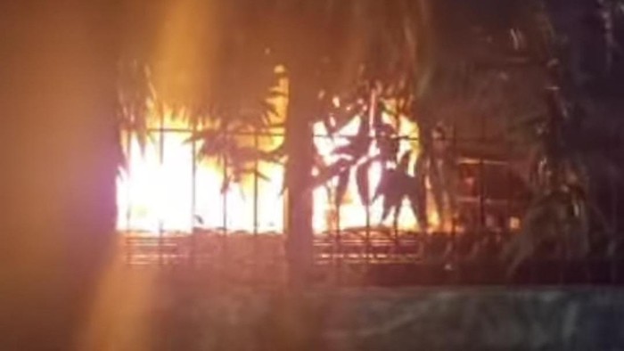 Kebakaran dekat rel di Klender