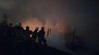 Api berhasil dipadamkan pada pukul 20.45 WIB. Pada pukul 21.03 WIB petugas mulai melakukan pendinginan di lokasi kebakaran. (Foto: Dok. Damkar DKI)