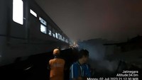 Perjalanan kereta rel listrik (KRL) tertunda imbas kebakaran di pinggir rel ini. Perjalanan KRL menunggu situasi aman dan evakuasi selesai. (Foto: Dok. Damkar DKI)