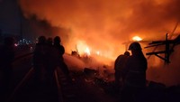 Petugas damkar langsung menuju ke lokasi untuk memadamkan api. Sebanyak 16 unit mobil damkar dengan 80 personel dikerahkan ke lokasi. (Foto: Dok. Damkar DKI)