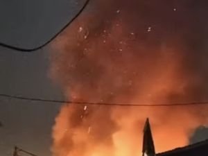 Begini Penampakan Kebakaran Dekat Rel di Klender, Asap Hitam Membubung Tinggi
