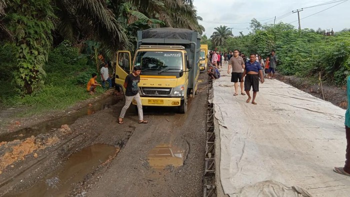 Kemacetan panjang di jalan lintas Sumatera Jambi-Palembang
