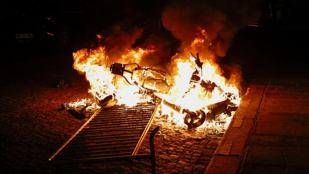 Kerusuhan akibat seorang remaja ditembak mati oleh Polisi di pinggiran kota Paris, Prancis, Minggu (2/7/2023). (REUTERS/Juan Medina)