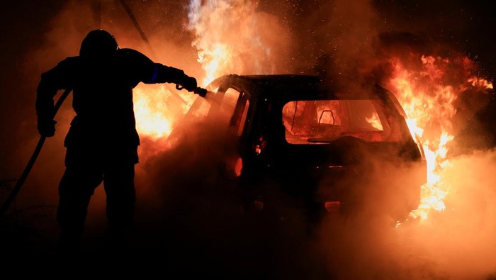 Kekerasan dan penjarahan terus melanda Prancis pada malam keempat aksi protes atas kematian seorang remaja yang ditembak polisi.