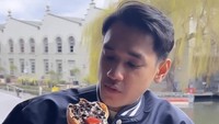 Ketika berada di London, Inggris, penyanyi kelahiran 1989 itu juga menyempatkan waktu untuk kulineran. Salah satu jajanan yang ia coba adalah waffle dengan topping cokelat dan potongan stroberi ini. Foto: Instagram @afgan__