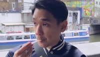 Masih di negara yang sama, Afgan juga sempat mencicipi es krim matcha yang dilengkapi topping mochi. Foto: Instagram @afgan__