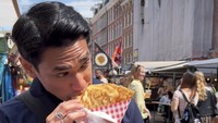 Pria berusia 34 tahun ini memang sering mencari kuliner enak saat berpergian ke luar negeri. Salah satunya ini, ketika Afgan memcoba crepes di Belanda. Foto: Instagram @afgan__