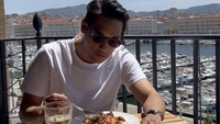 Meskipun Afgan berada di Prancis, ia ternyata tidak bisa melewatkan makanan Indonesia. Afgan pun sempat makan nasi dengan dendeng loh. Foto: Instagram @afgan__