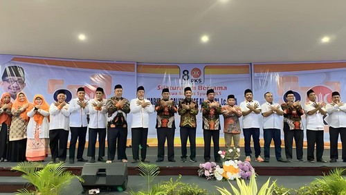 Ketua Majelis Syuro PKS Salim Segaf Al-Jufri dan Ketua Fraksi DPR RI PKS Jazuli Jauni bersama pengurus DPW PKS NTB di Mataram, Sabtu (1/7/2023). (Foto: Helmy Akbar/detikBali)
