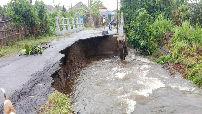 Kondisi Jalan Candi Negara, Desa Kusamba, Kecamatan Dawan, Klungkung, Bali, Minggu (2/7/2023). (Foto: istimewa)