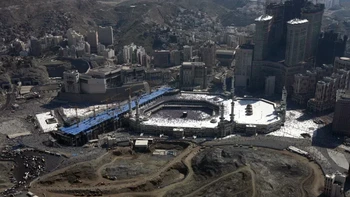 Pemandangan dari udara menunjukkan Masjidil Haram, situs paling suci umat Islam, di tengah pembangunan yang berkembang pesat di kota Mekkah, Arab Saudi pada 9 Desember 2008. Foto: via Huffpost