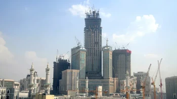 Pembangunan kompleks hotel Mecca Royal Clock Tower, di Mekkah pada 13 April 2010. Foto: via Huffpost