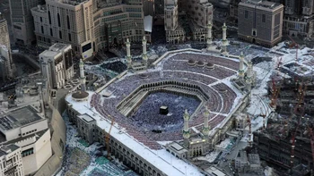 Pemandangan udara menunjukkan jemaah haji berjalan di sekitar Kabah di Masjidil Haram kota suci Mekkah, Agustus 2012. Foto: via Huffpost