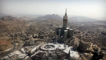 Menara jam tertinggi di dunia, Mecca Royal Clock Tower di Menara Abraj Al-Bait menghadap ke Masjidil Haram dan perluasannya di Mekkah, Arab Saudi, 16 Oktober 2013. Foto: via Huffpost