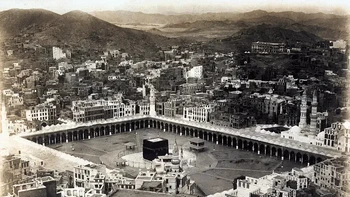 Foto sekitar tahun 1935 menunjukkan pemandangan udara Masjidil Haram dengan serambi yang mengelilingi Kabah. Foto: via Huffpost