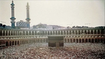 Foto yang diambil pada Mei 1988 menunjukkan jemaah haji Muslim beribadah. Foto: via Huffpost
