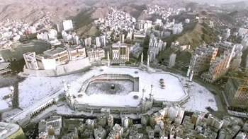 Pemandangan udara Kabah suci di kota suci Makkah pada 17 Maret 2000. Foto: via Huffpost