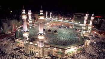 Peziarah Tanah Suci memadati Masjidil Haram, tempat paling suci umat Islam, pada 11 Desember 2001, menandai malam ke-27 bulan puasa Ramadhan yang dikenal sebagai Lailatut Qadr. Foto: via Huffpost