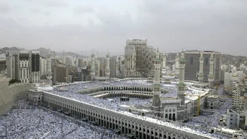 Umat muslim dari berbagai negara berdoa pada 23 Januari 2004, di Masjidil Haram, Makkah, menjelang haji yang dimulai pada 30 Januari. Foto: via Huffpost
