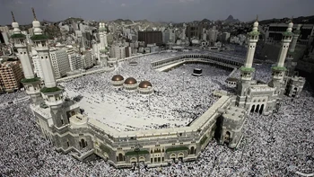 Jemaah berdoa di sekitar Kabah di Masjidil Haram, 14 Januari 2005. Foto: via Huffpost