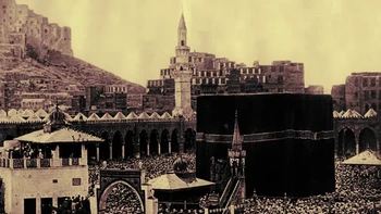 Para peziarah di tahun 1920 mengunjungi Kabah, di Makkah, Arab Saudi. Foto: via Huffpost