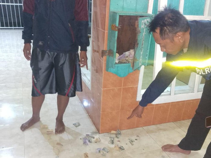 Kotak amal musala di Kediri yang dicongkel pelaku