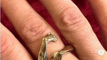 Cincin yang unik memeluk jari. Foto: Brightside