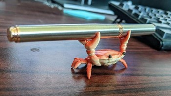 Tempat taruh pulpen bentuk kepiting, jadi terlihat seperti olahraga. Foto: Brightside