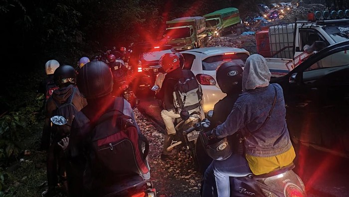 Macet di Jalan Poros Maros-Bone.