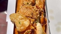 Memesan hot dog dengan nama Typhoon Lagoon, wanita ini menyesal membeli makanan di Disneyland. Ia menyebut hot dognya merupakan makanan terburuk tahun ini. Foto: Bored Panda