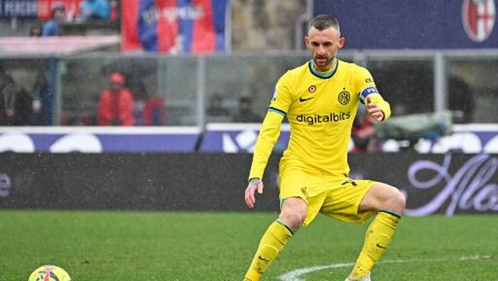 Inter Milans Croatian midfielder Marcelo Brozovic passes the ball during the Italian Serie A football match between Bologna and Inter on February 26, 2023 at the Renato-DallAra stadium in Bologna. (Photo by Alberto PIZZOLI / AFP)