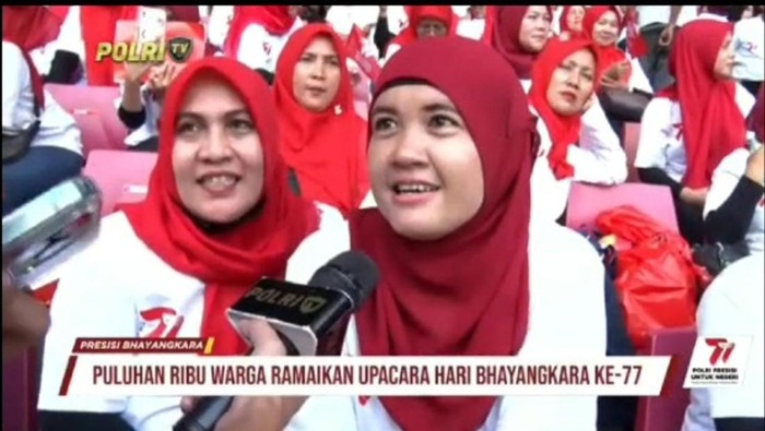 Masyarakat hadiri puncak Hari Bhayangkara ke-77 di SUGBK Jakarta