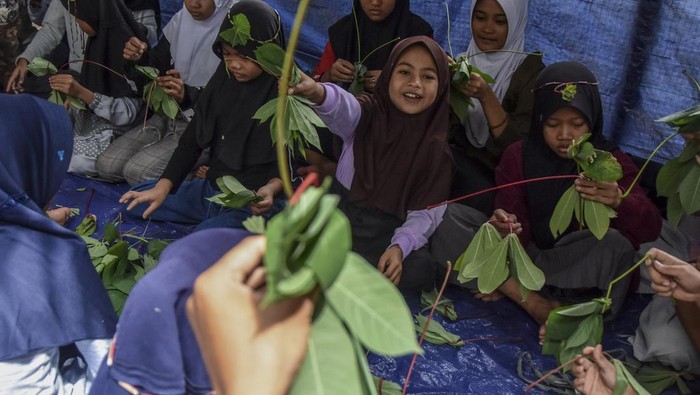 Mengisi libur sekolah dengan taman karya anak Anak-anak membuat boneka hortikultura dari daun singkong di Sakola Motekar, Desa Sukajadi, Kabupaten Ciamis, Jawa Barat, Sabtu (1/7/2023). Kegiatan gratis taman karya anak yang diisi dengan permainan tradisional itu berlangsung selama libur sekolah, dengan tujuan untuk melatih kreatifitas dan potensi anak serta mampu mengurangi penggunaan gawai. ANTARA FOTO/Adeng Bustomi/foc.