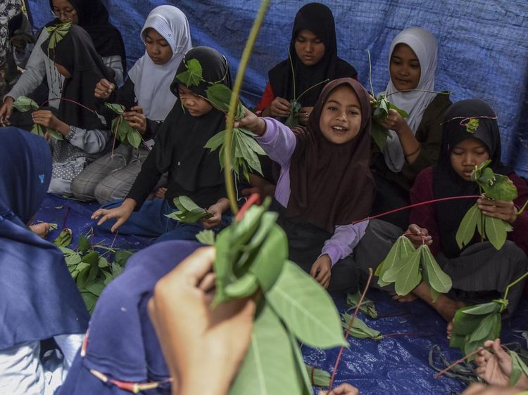 Nostalgia Kreasi Kalung dan Gelang dari Daun Singkong