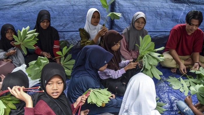 Mengisi libur sekolah dengan taman karya anak Anak-anak membuat boneka hortikultura dari daun singkong di Sakola Motekar, Desa Sukajadi, Kabupaten Ciamis, Jawa Barat, Sabtu (1/7/2023). Kegiatan gratis taman karya anak yang diisi dengan permainan tradisional itu berlangsung selama libur sekolah, dengan tujuan untuk melatih kreatifitas dan potensi anak serta mampu mengurangi penggunaan gawai. ANTARA FOTO/Adeng Bustomi/foc.