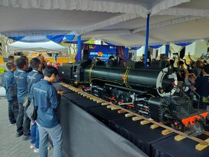 Buat Miniatur Lokomotif 3D Terbesar-Buku Stasiun, KAI Raih 3 Rekor MURI